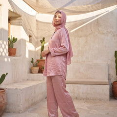 Shimmering Linen Two-Piece Suit full view | عرض كامل لـطقم كتان لامع قطعتان – view 2 | لقطة 2