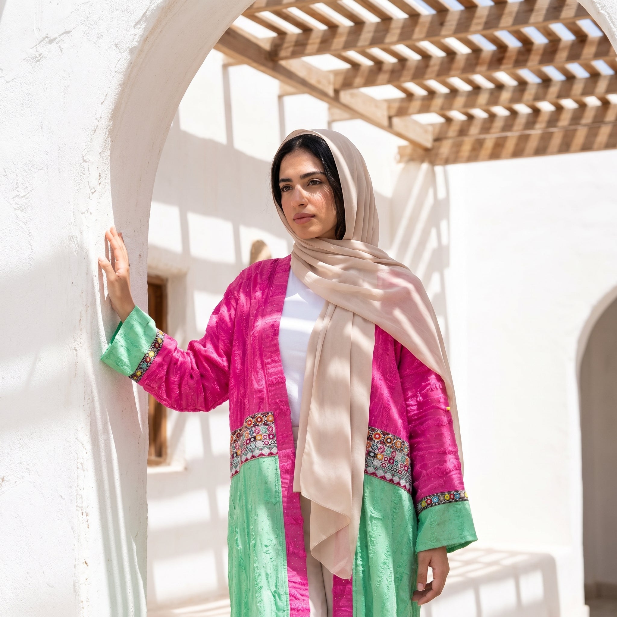 Model wearing Oversized Color-Block Linen Cardigan | عارضة ترتدي كارديجان كتان أوفر سايز كولور بلوك – view 6 | لقطة 6