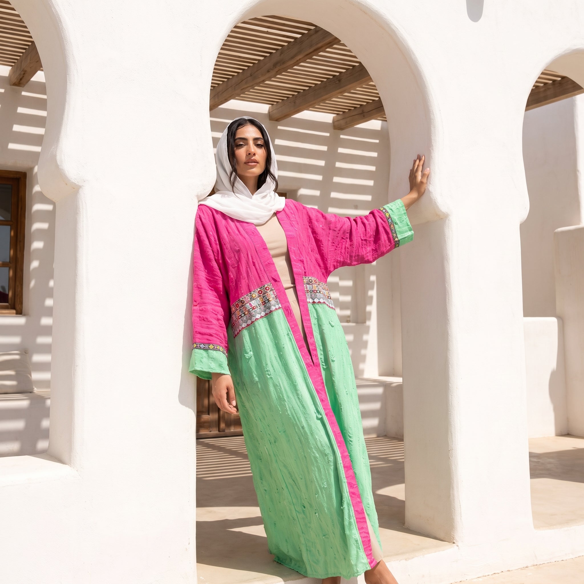 Model wearing Oversized Color-Block Linen Cardigan | عارضة ترتدي كارديجان كتان أوفر سايز كولور بلوك – view 3 | لقطة 3