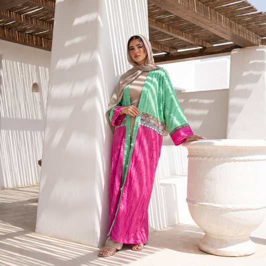 Model wearing Oversized Color-Block Linen Cardigan | عارضة ترتدي كارديجان كتان أوفر سايز كولور بلوك – view 1 | لقطة 1