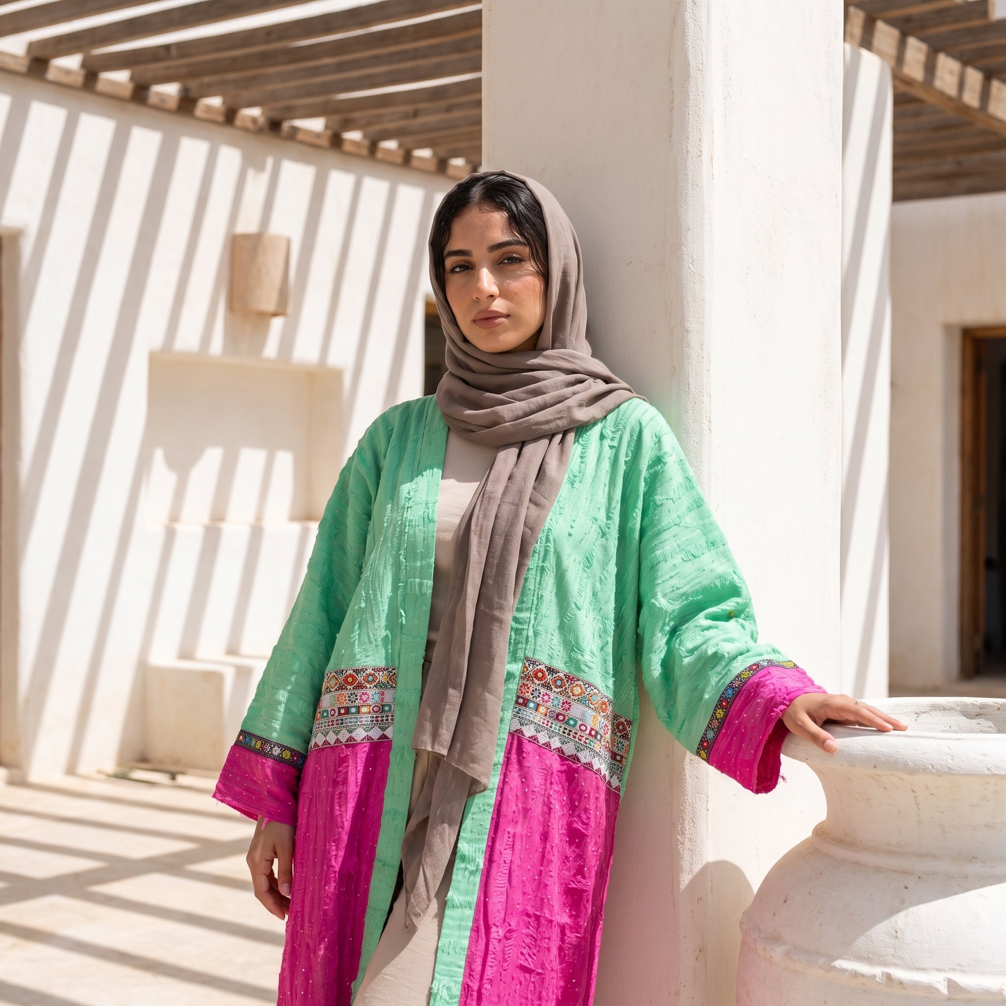 Model wearing Oversized Color-Block Linen Cardigan | عارضة ترتدي كارديجان كتان أوفر سايز كولور بلوك – view 4 | لقطة 4