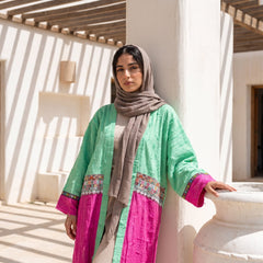 Model wearing Oversized Color-Block Linen Cardigan | عارضة ترتدي كارديجان كتان أوفر سايز كولور بلوك – view 4 | لقطة 4