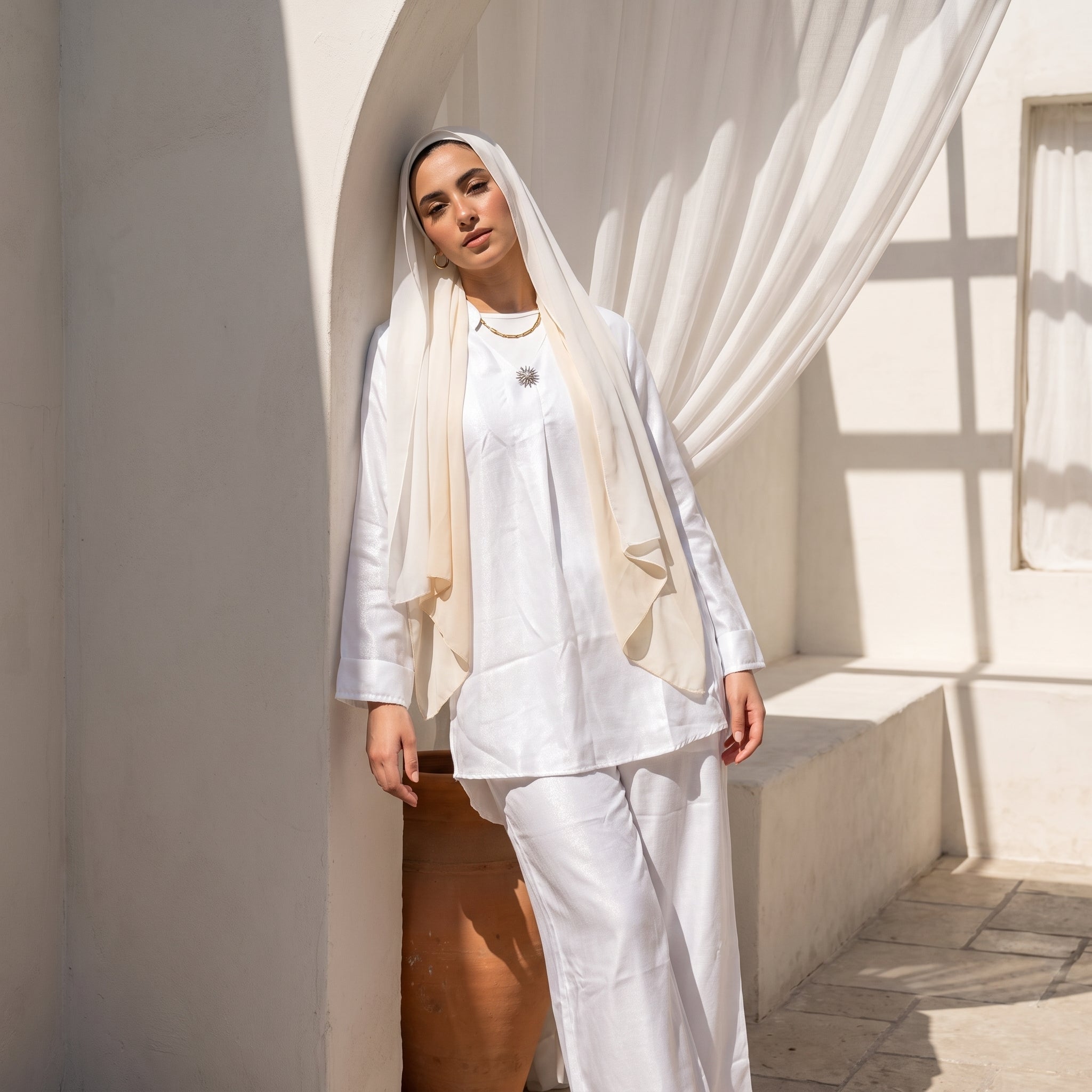 Model wearing Shimmering Linen Two-Piece Suit | عارضة ترتدي طقم كتان لامع قطعتان – view 4 | لقطة 4