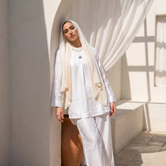 Model wearing Shimmering Linen Two-Piece Suit | عارضة ترتدي طقم كتان لامع قطعتان – view 4 | لقطة 4