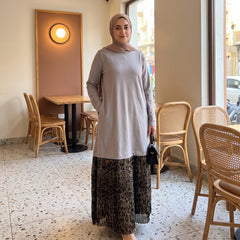 Model wearing Milton Tunic Dress with Satin Pleats | عارضة ترتدي فستان تونيك ميلتون بكسرات ساتان – view 3 | لقطة 3