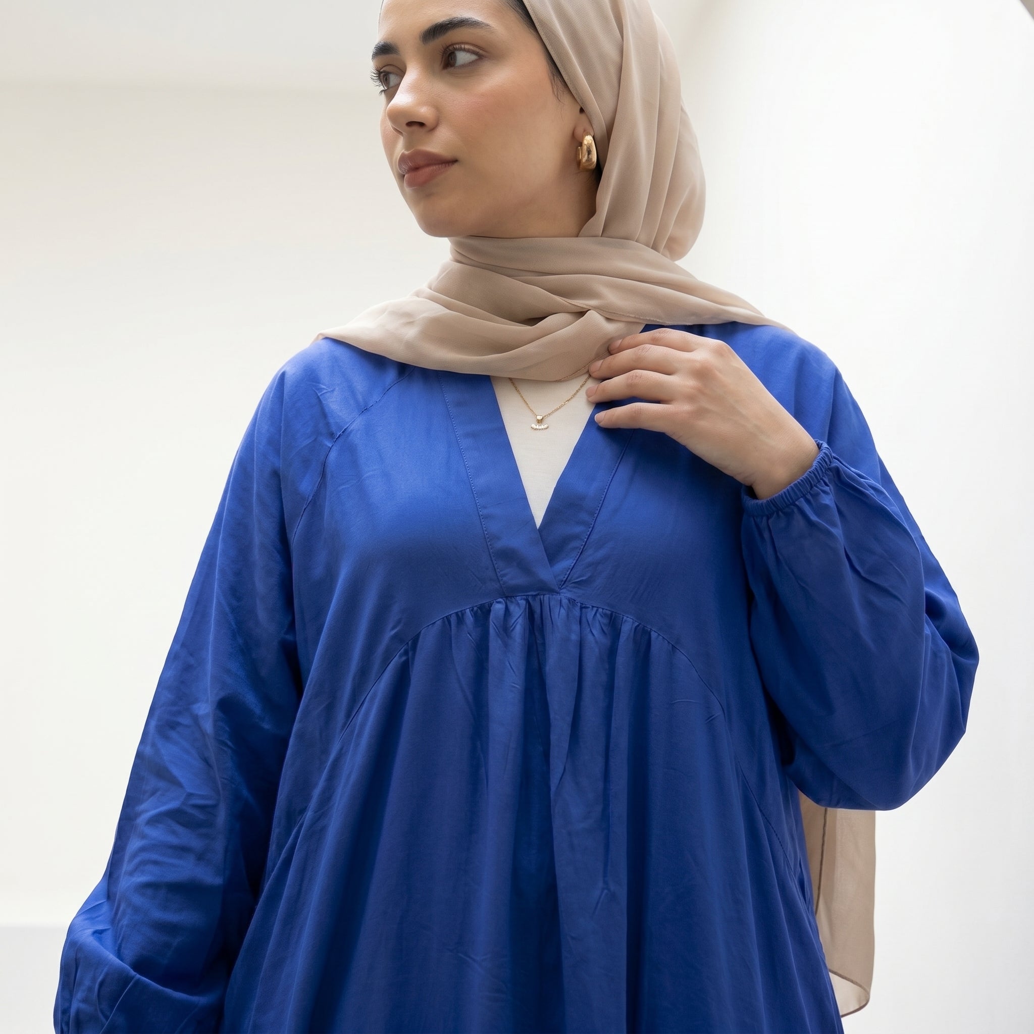 Cotton V-Neck Modest Dress full view | عرض كامل لـفستان قطن محتشم بفتحة V – view 7 | لقطة 7