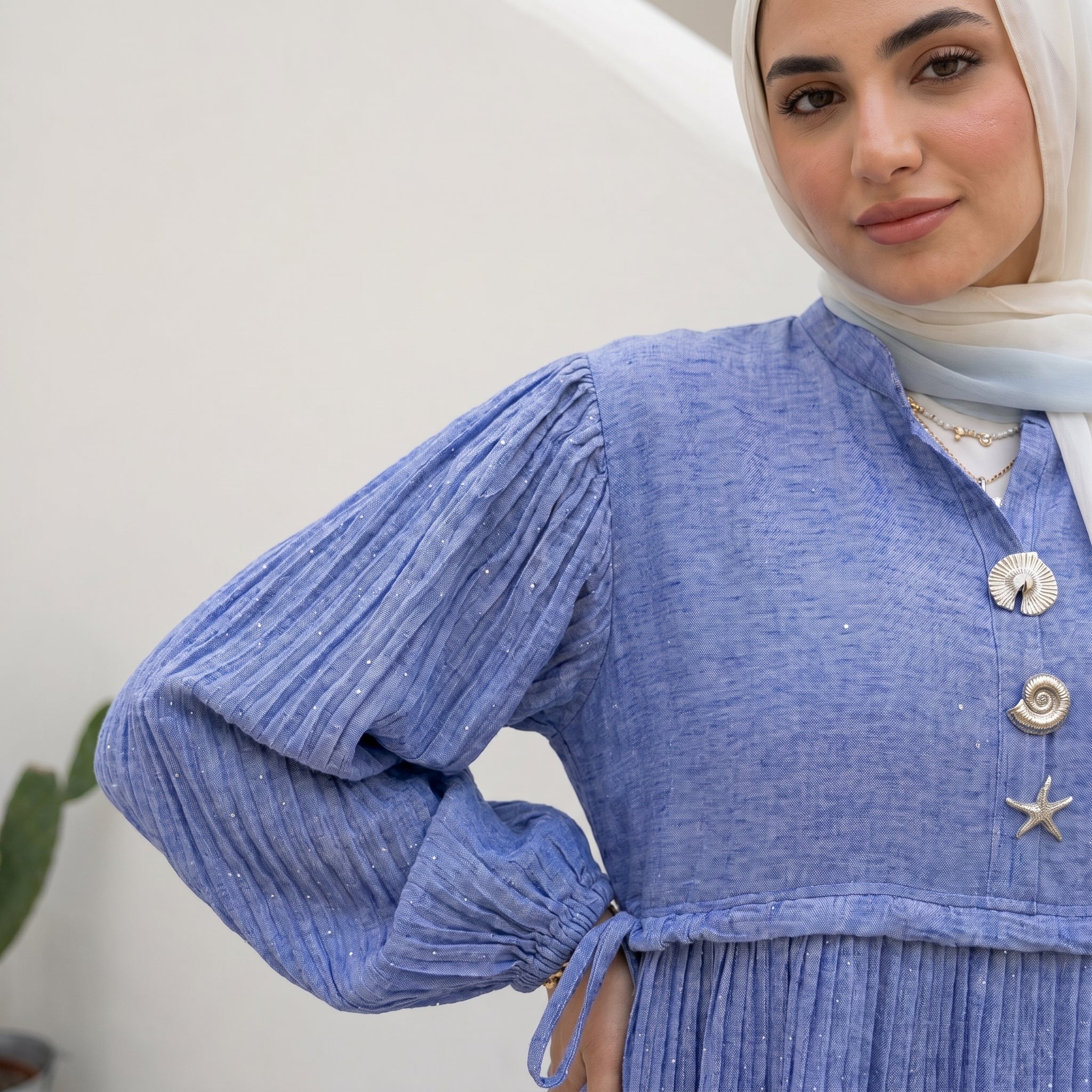Pleated Linen Dress with Strass full view | عرض كامل لـفستان كتان بليسيه وستراس – view 4 | لقطة 4