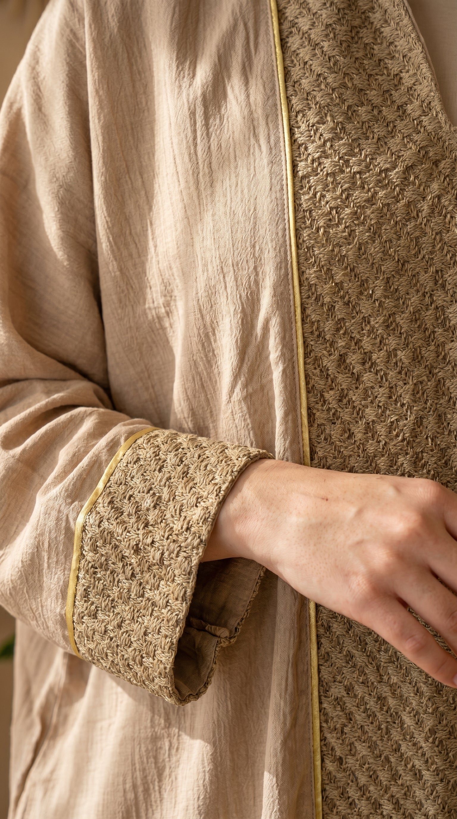 Linen Guipure Abaya with Gold Trim full view | عرض كامل لـعباية كتان وجوبير بحواف ذهبية – view 6 | لقطة 6