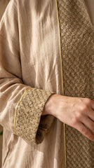 Linen Guipure Abaya with Gold Trim full view | عرض كامل لـعباية كتان وجوبير بحواف ذهبية – view 6 | لقطة 6