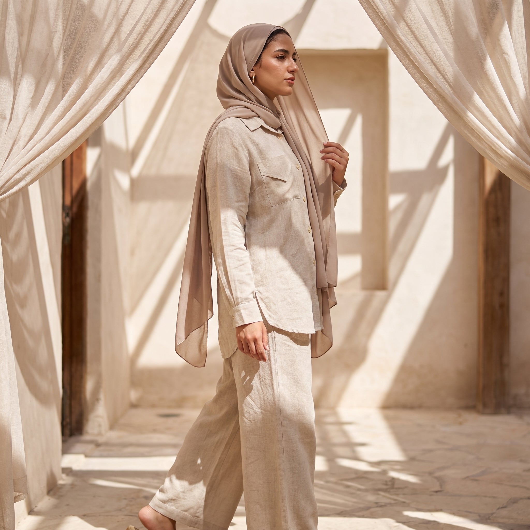 Model wearing Classic Linen Two-Piece Suit | عارضة ترتدي طقم كتان كلاسيكي قطعتان – view 4 | لقطة 4