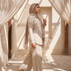 Model wearing Classic Linen Two-Piece Suit | عارضة ترتدي طقم كتان كلاسيكي قطعتان – view 4 | لقطة 4