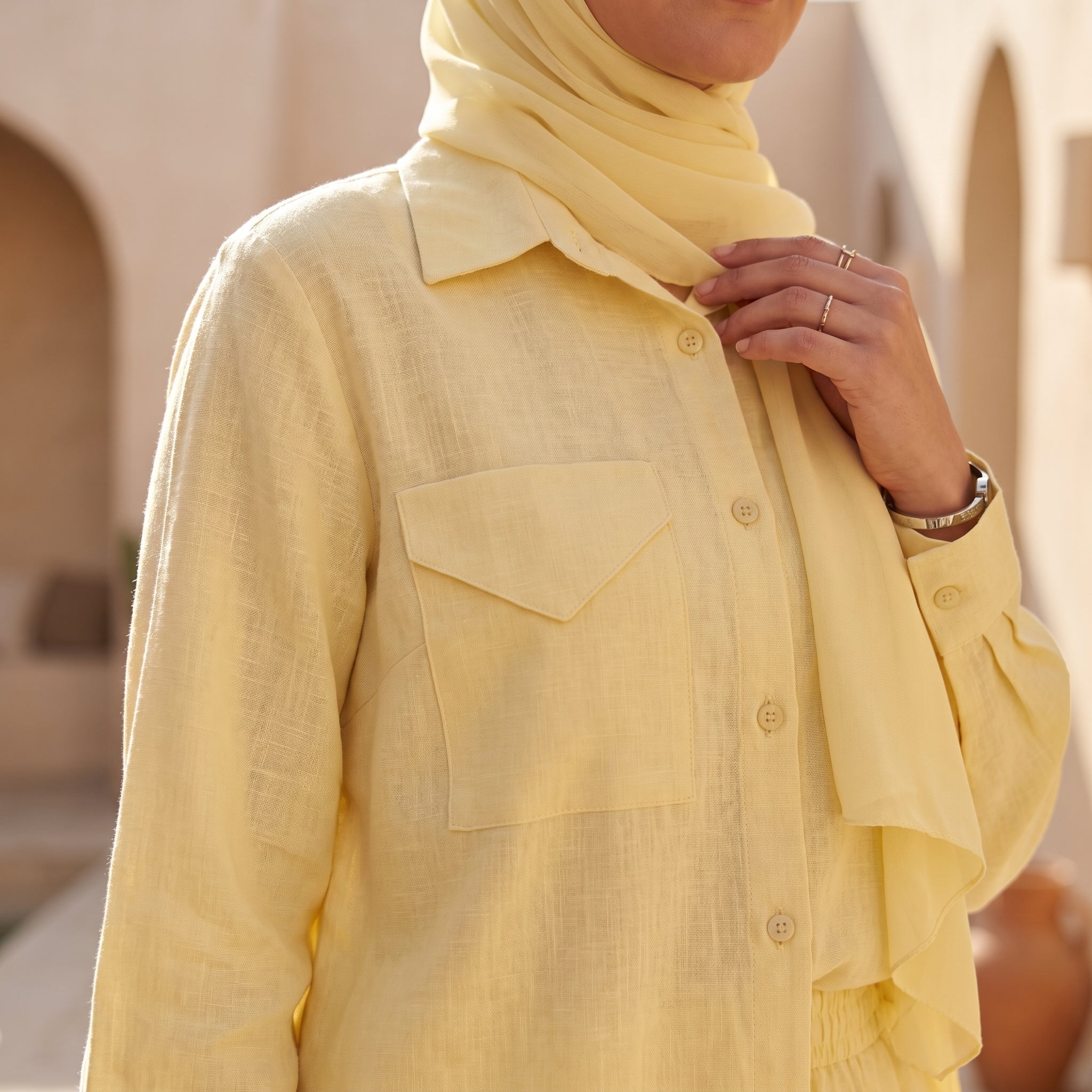 Model wearing Classic Linen Two-Piece Suit | عارضة ترتدي طقم كتان كلاسيكي قطعتان – view 10 | لقطة 10