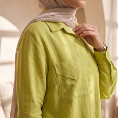 Model wearing Classic Linen Two-Piece Suit | عارضة ترتدي طقم كتان كلاسيكي قطعتان – view 9 | لقطة 9