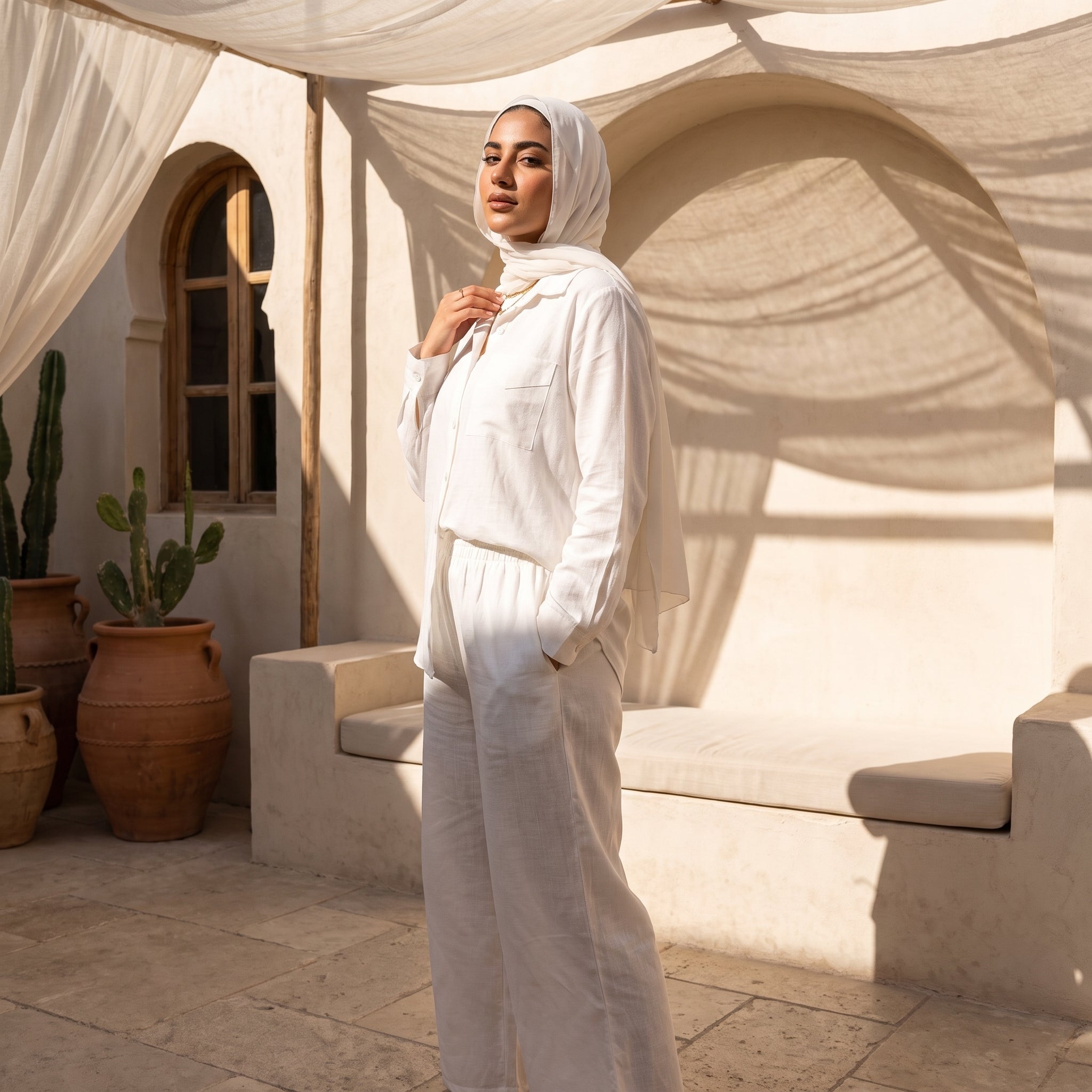 Model wearing Classic Linen Two-Piece Suit | عارضة ترتدي طقم كتان كلاسيكي قطعتان – view 6 | لقطة 6