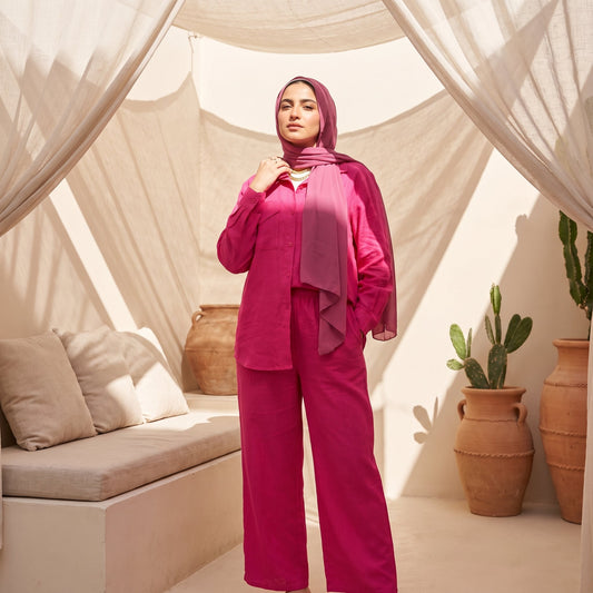 Model wearing Classic Linen Two-Piece Suit | عارضة ترتدي طقم كتان كلاسيكي قطعتان – view 1 | لقطة 1