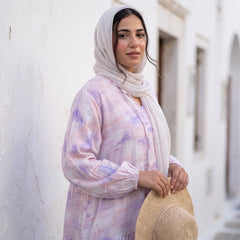 Model wearing Tie-Dye Crinkle Linen Dress | عارضة ترتدي فستان كتان مجعد تاي داي – view 1 | لقطة 1
