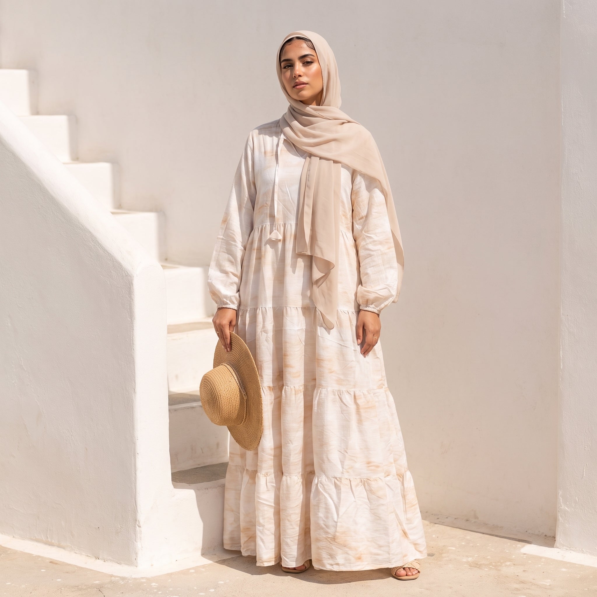 Model wearing Tie-Dye Crinkle Linen Dress | عارضة ترتدي فستان كتان مجعد تاي داي – view 4 | لقطة 4