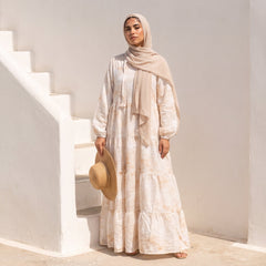 Model wearing Tie-Dye Crinkle Linen Dress | عارضة ترتدي فستان كتان مجعد تاي داي – view 4 | لقطة 4