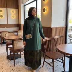 Model wearing Milton Tunic Dress with Satin Pleats | عارضة ترتدي فستان تونيك ميلتون بكسرات ساتان – view 4 | لقطة 4