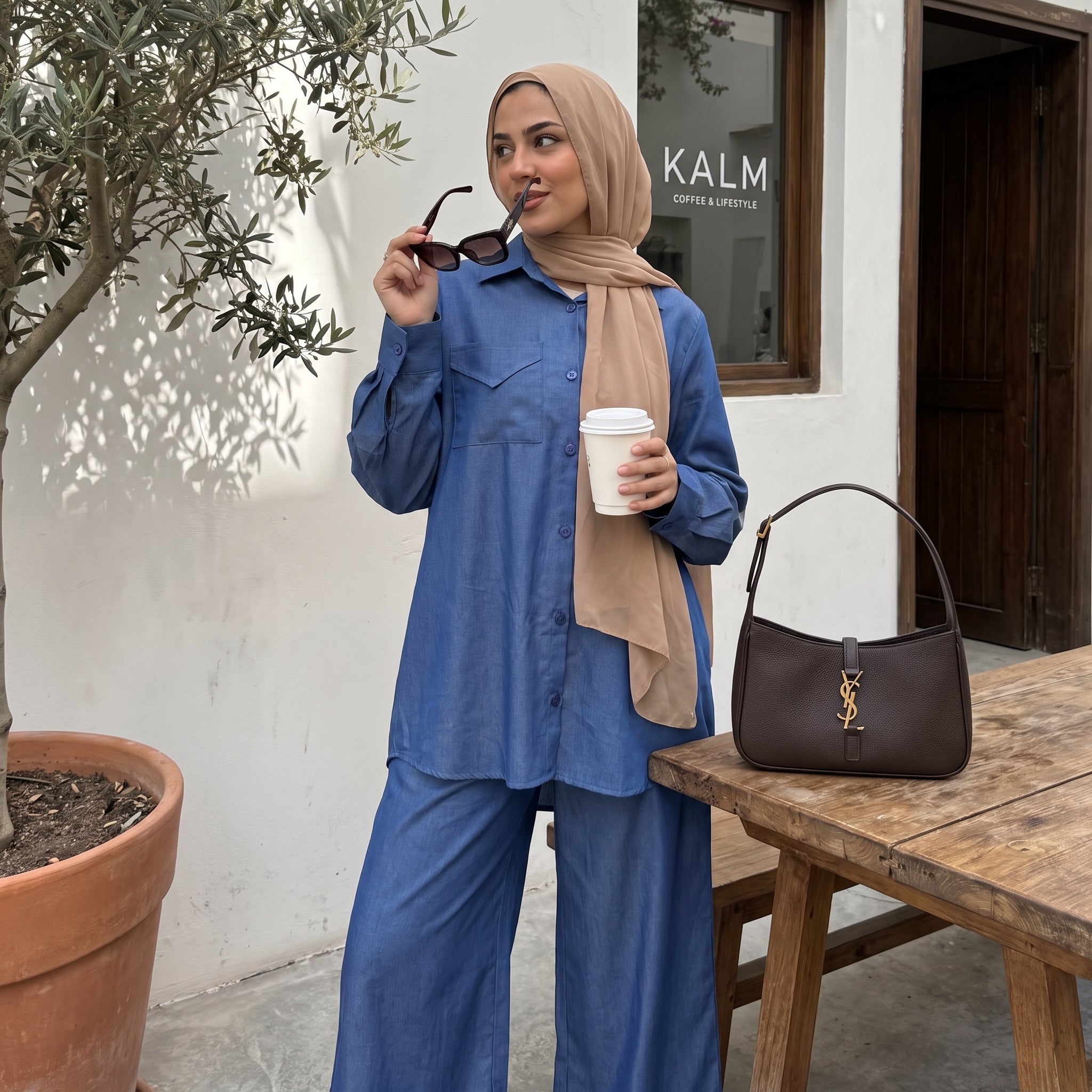 Model wearing Casual Denim Two-Piece Suit | عارضة ترتدي طقم جينز كاجوال قطعتان – view 1 | لقطة 1