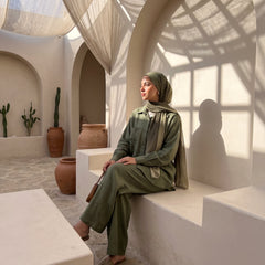 Model wearing Classic Linen Two-Piece Suit | عارضة ترتدي طقم كتان كلاسيكي قطعتان – view 5 | لقطة 5