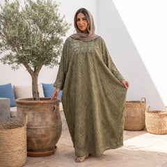 Model wearing Shiny Linen Embroidered Abaya | عارضة ترتدي عباية كتان لامع مطرزة – view 3 | لقطة 3