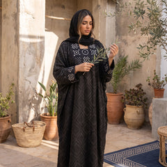 Model wearing Shiny Linen Embroidered Abaya | عارضة ترتدي عباية كتان لامع مطرزة – view 4 | لقطة 4