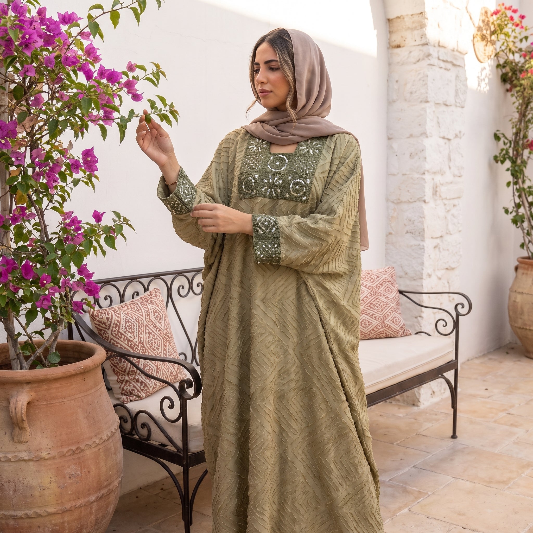 Model wearing Shiny Linen Embroidered Abaya | عارضة ترتدي عباية كتان لامع مطرزة – view 7 | لقطة 7