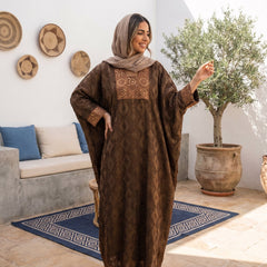 Model wearing Shiny Linen Embroidered Abaya | عارضة ترتدي عباية كتان لامع مطرزة – view 2 | لقطة 2