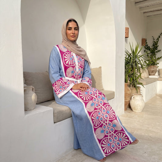 Model wearing Royal X Linen Printed Abaya | عارضة ترتدي عباية كتان رويال X مطبوعة – view 1 | لقطة 1