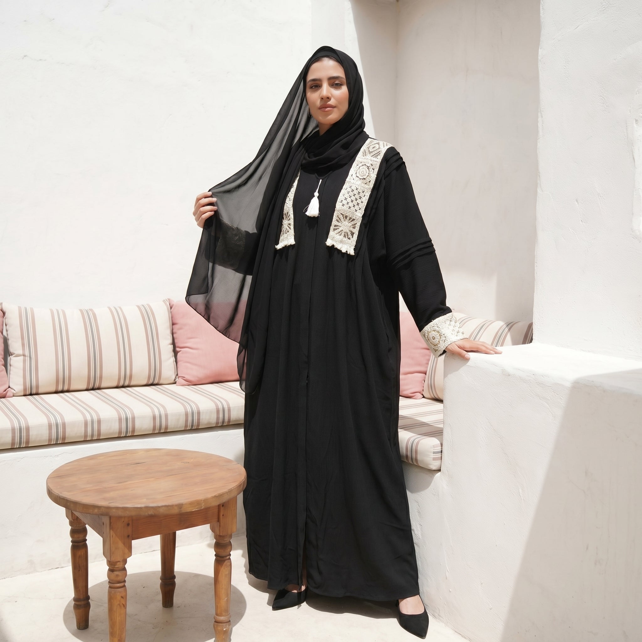 One-Size Embroidered Linen Abaya full view | عرض كامل لـعباية كتان مطرزة مقاس واحد – view 5 | لقطة 5
