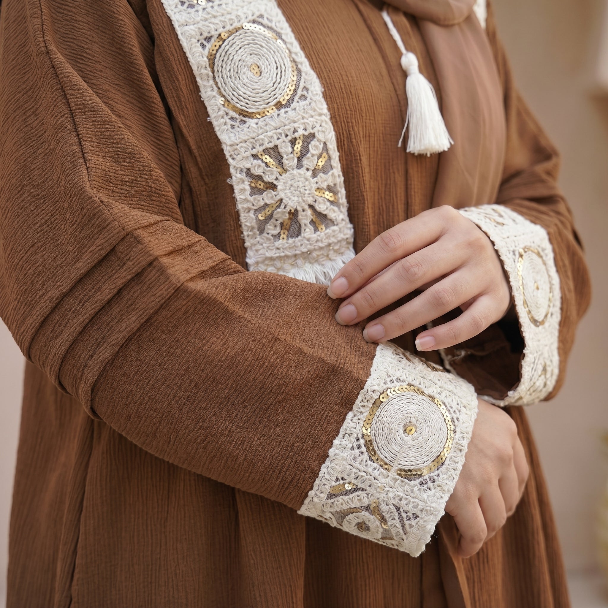 One-Size Embroidered Linen Abaya full view | عرض كامل لـعباية كتان مطرزة مقاس واحد – view 9 | لقطة 9