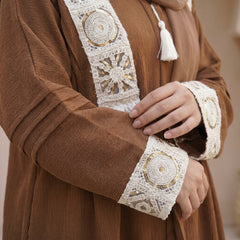 One-Size Embroidered Linen Abaya full view | عرض كامل لـعباية كتان مطرزة مقاس واحد – view 9 | لقطة 9